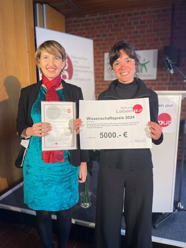 Foto der Wissenschafts-Preisträgerin Wanda Schulz mit Dr. Anna Zuleger