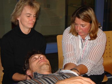 Workshopleiterin Inge Schmuck - Anwendung der Craniosacral-Therapie