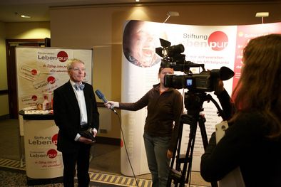 Prof. Andreas Fröhlich, Mentor der Stiftung Leben pur, im TV-Interview