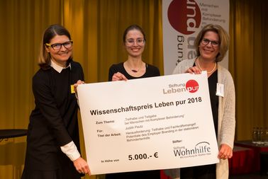 Scheckübergabe Wissenschaftspreis Leben pur 2018