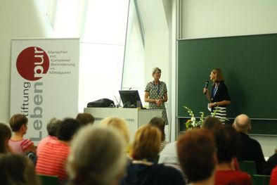 Referentin Helga Schlichting und Dr. Nicola Maier-Michalitsch, Stiftung Leben pur